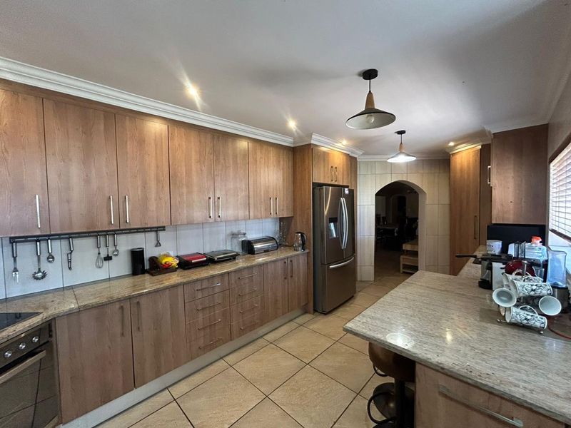 Stunning 5-Bedroom Luxury Home with Business Potential in Benoni AH - Photo 5