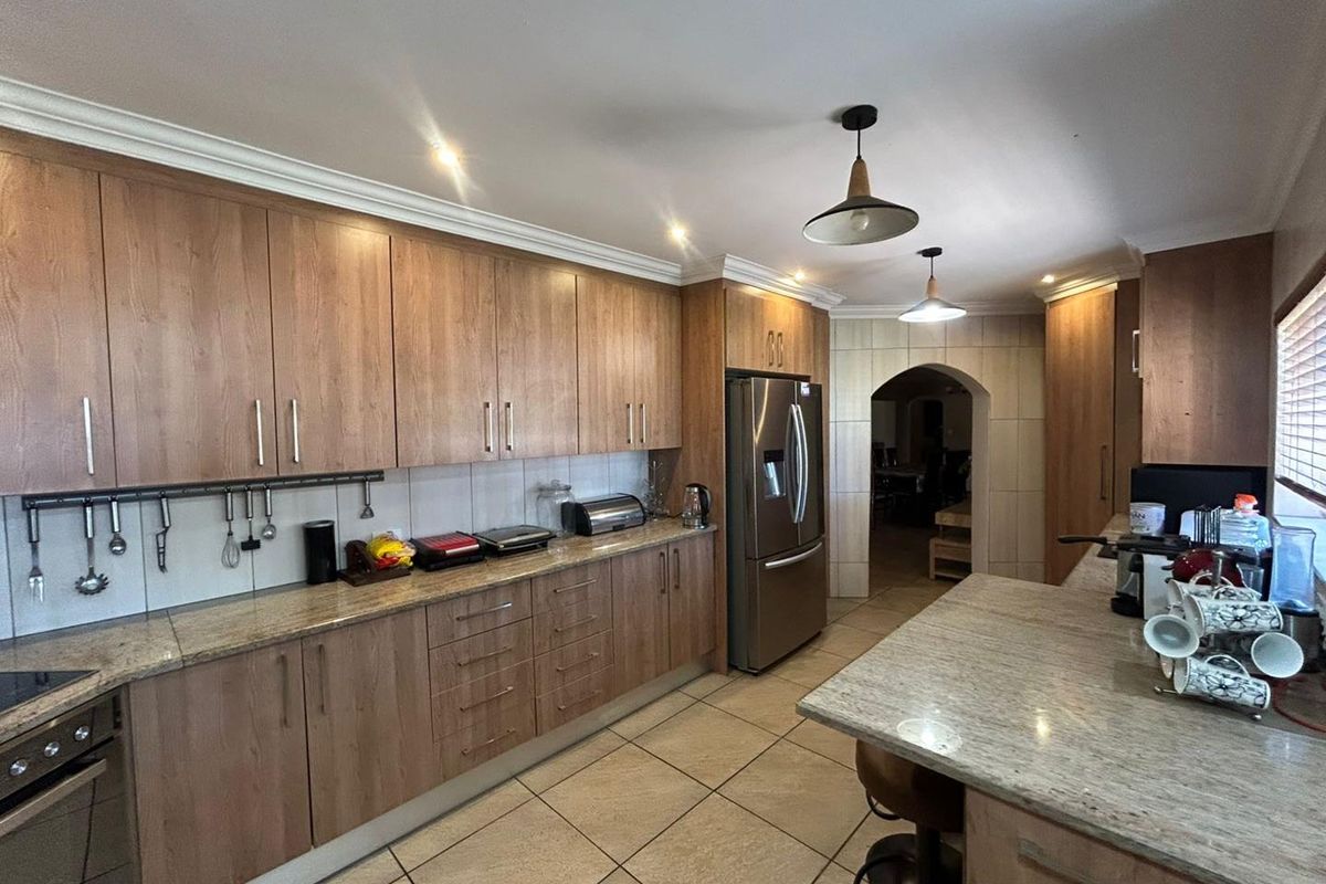 Stunning 5-Bedroom Luxury Home with Business Potential in Benoni AH - Photo 5