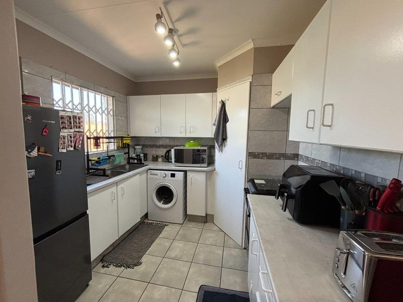 Priced to sell - two bedroom townhouse in Erasmuskloof - Photo 5
