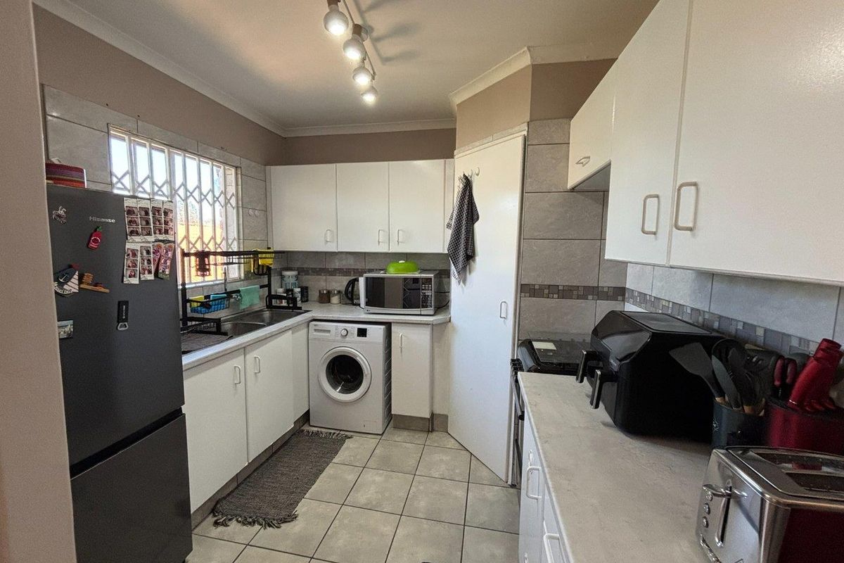 Priced to sell - two bedroom townhouse in Erasmuskloof - Photo 5