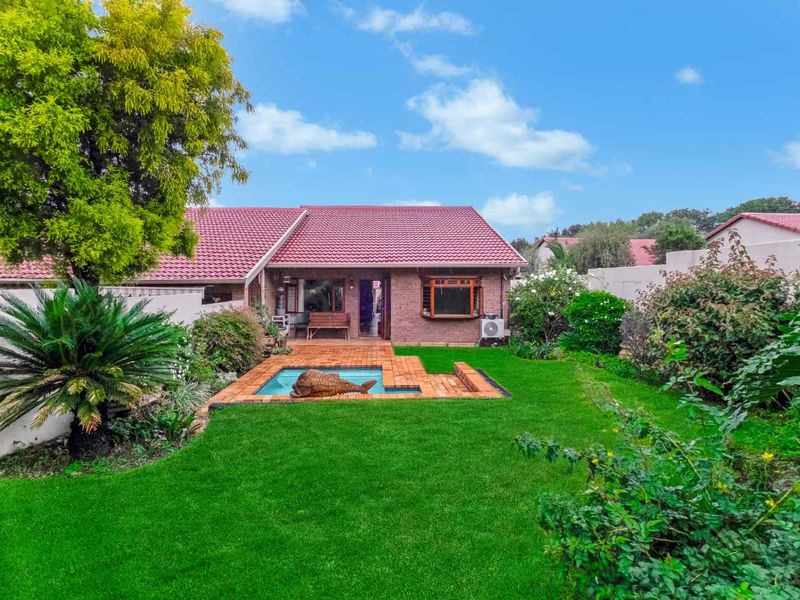 POSITION PLUS POTENTIAL – A PRIVATE LIGHT-FILLED FEEL HAPPY HOME - Photo 8