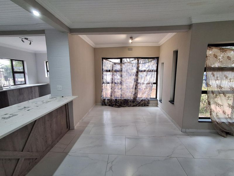 Bargain Alert! Brand-New Renovated Family Home at an Unbeatable Price in Risiville - Photo 3
