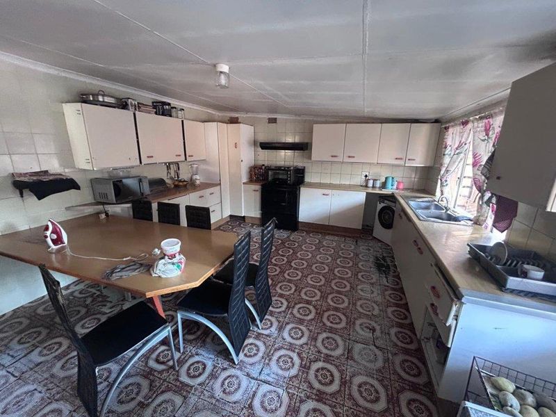 EXCELLENT VALUE - NEAT FAMILY HOME - Photo 5