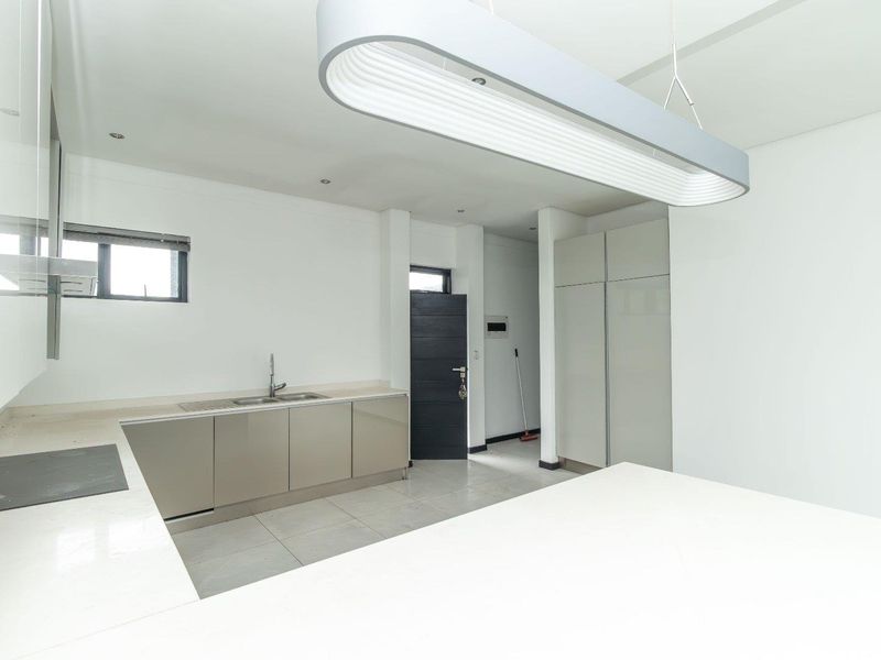 Luxurious Penthouse with Stunning Views and Modern Amenities - Photo 6