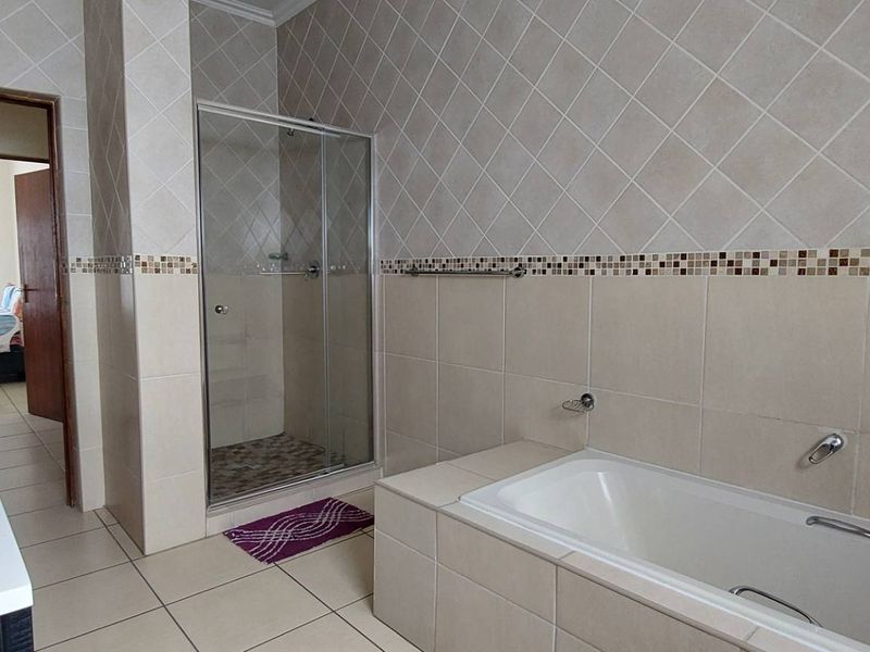 Spacious home in exclusive complex - Photo 10