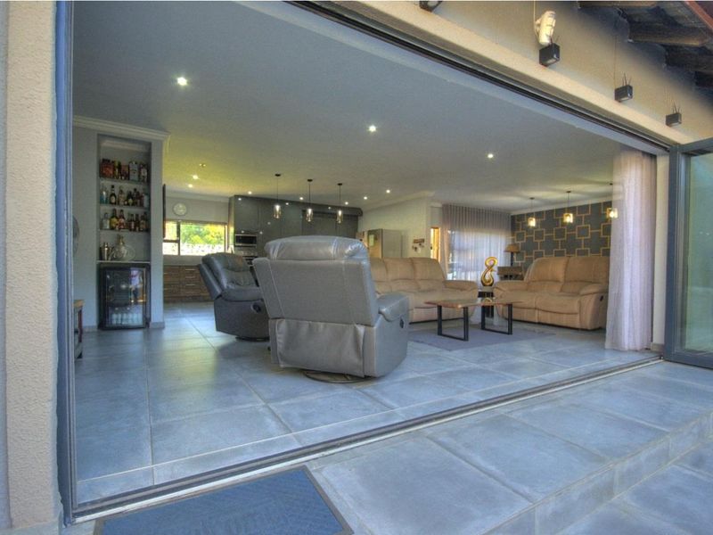 Upmarket living in Prime Brackenhurst- Can be split into 2 dwellings - Photo 1