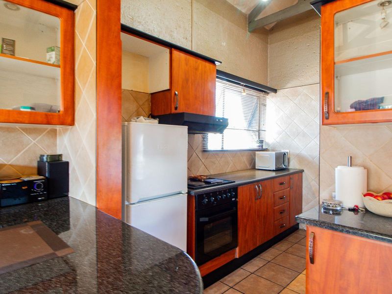 Immaculate 2 Bedroom Townhouse in the Hutch Complex - Photo 7