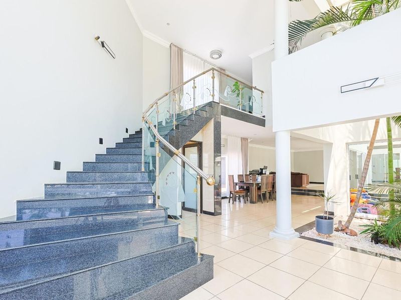 Modern 6-Bedroom Glass Palace – Furnished Luxury Living - Photo 5