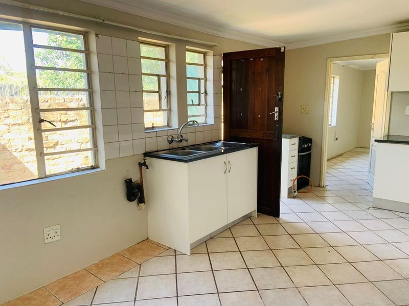 Charming 1 Bedroom Garden Cottage - Photo 3