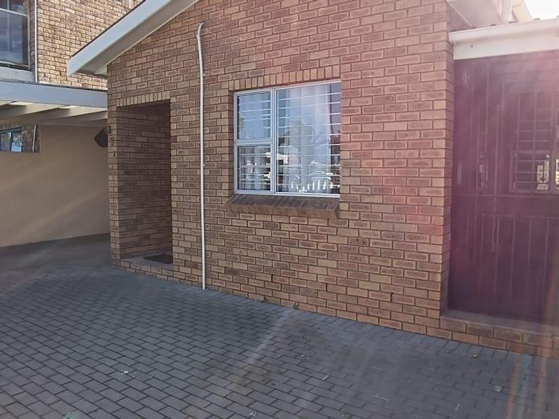 Prime location in Silvertown. - Photo 3