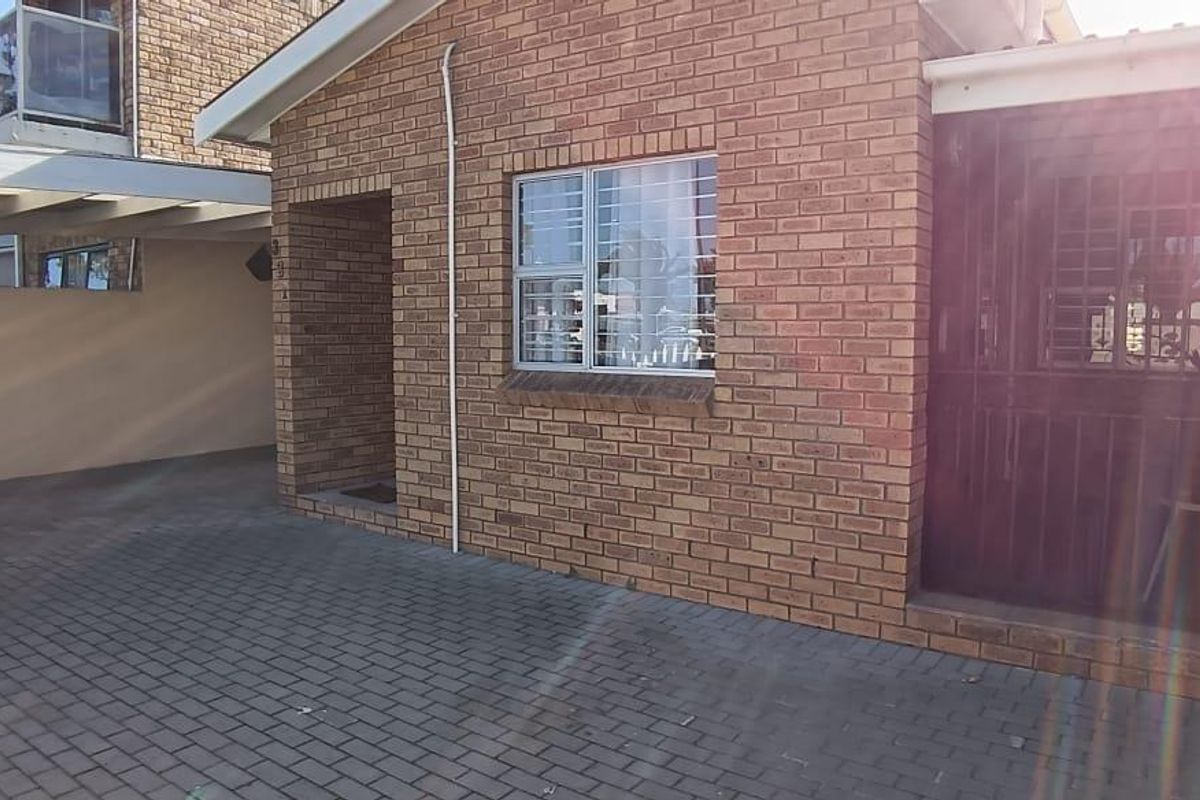 Prime location in Silvertown. - Photo 3