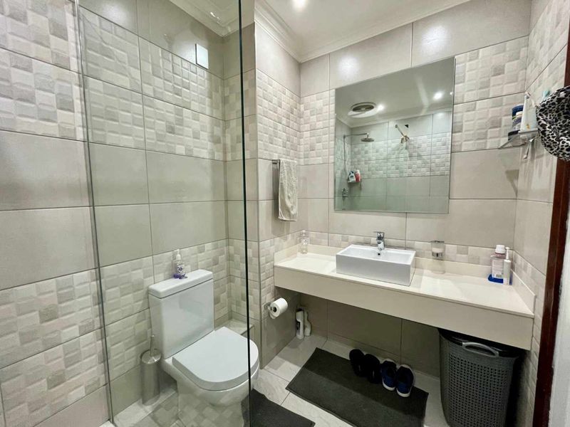 Hendra - Modern Living in Umhlanga Ridge: 2-Bedroom Gem with Top-Notch Security - Photo 8