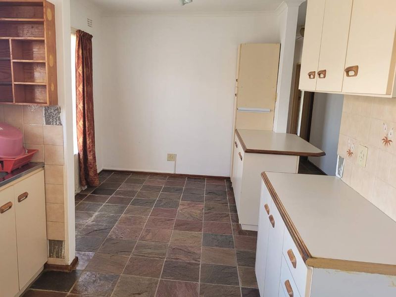 SPACIOUS HOME WITH FLATLET - Photo 3