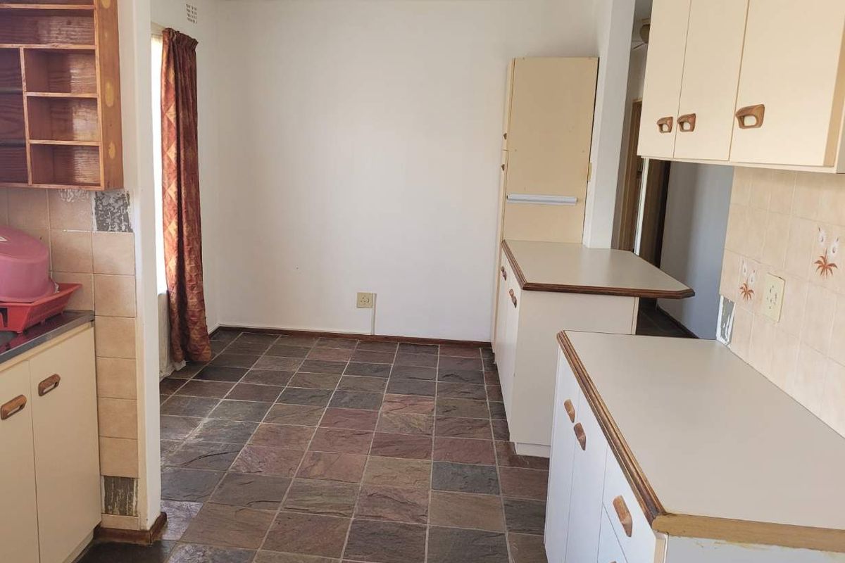 SPACIOUS HOME WITH FLATLET - Photo 3