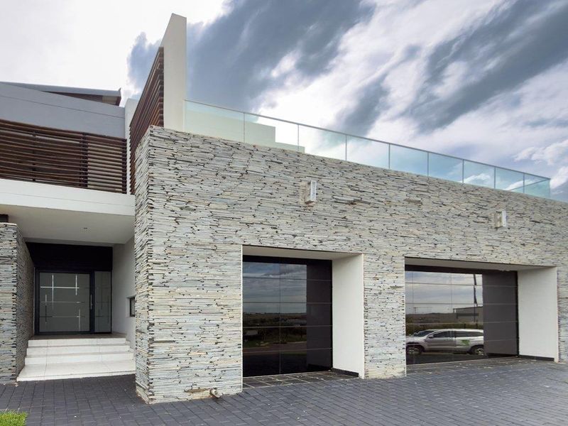 Expansive Living with Stunning Views in a Prime Estate Location - Photo 7