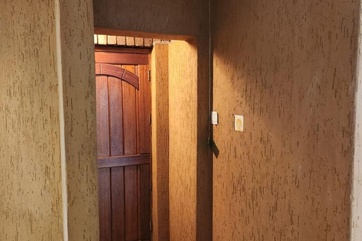 Priced to Sell - 3 Bedroom -2 Bathroom - Photo 4