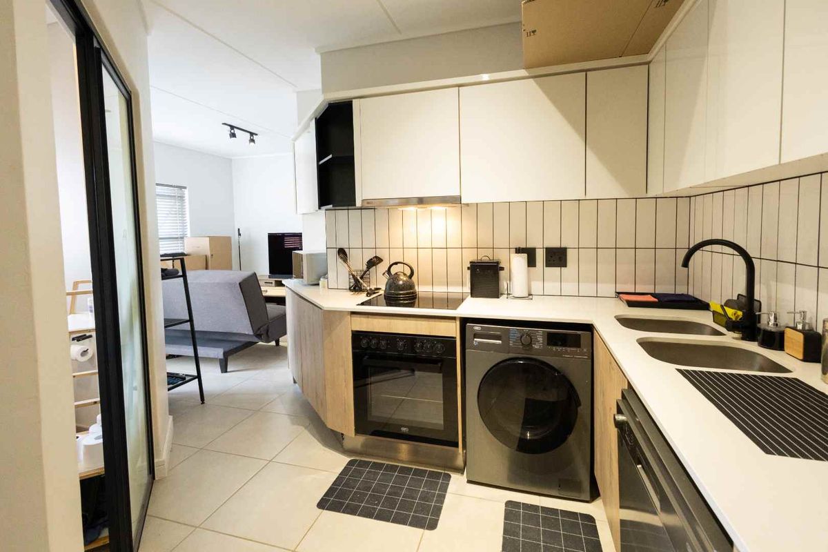 Modern 1-Bedroom Apartment in Secure Mooikloof Estate - Photo 2