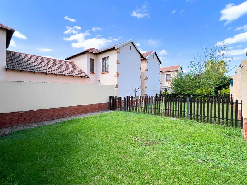 Charming Duplex in a Secure Complex: The Ideal Starter Home - Photo 4