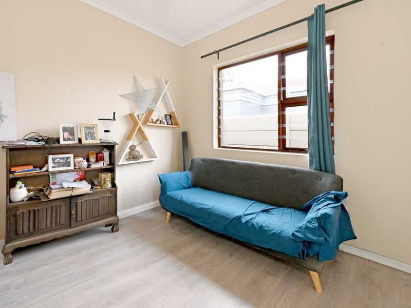 Charming Family Home with Entertainment Area & Separate Studio Apartment - Photo 3