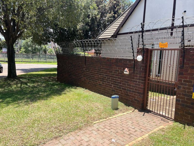 Charming Tudor-Style Family Home in Bruma South - Photo 4