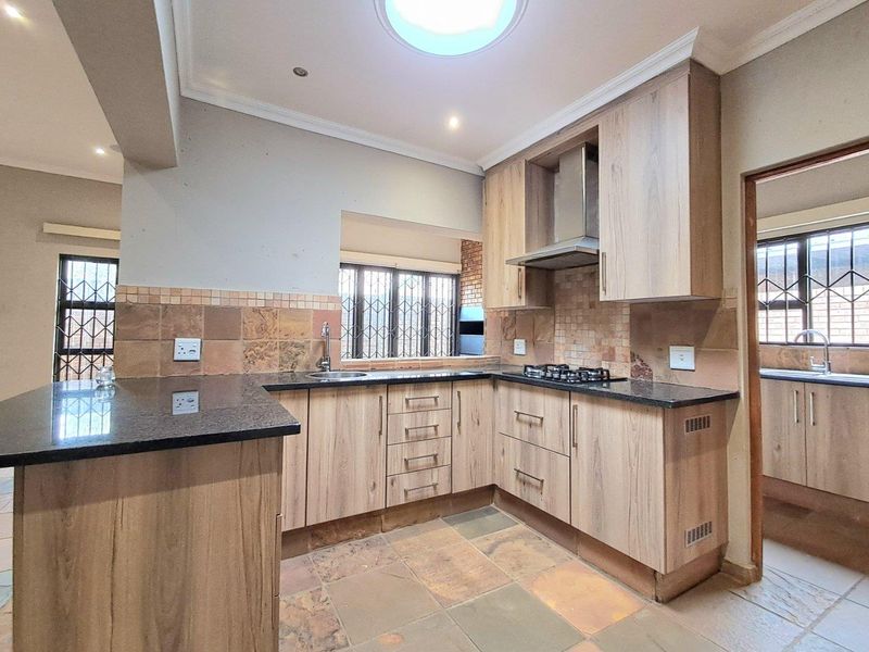 3 Bedroom Cluster for Sale in Brackenhurst - Photo 2