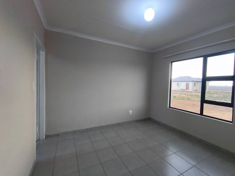 Elegant 3 Bedroom Tuscan Home for Sale in Windmill Park Secure Estate - Photo 10