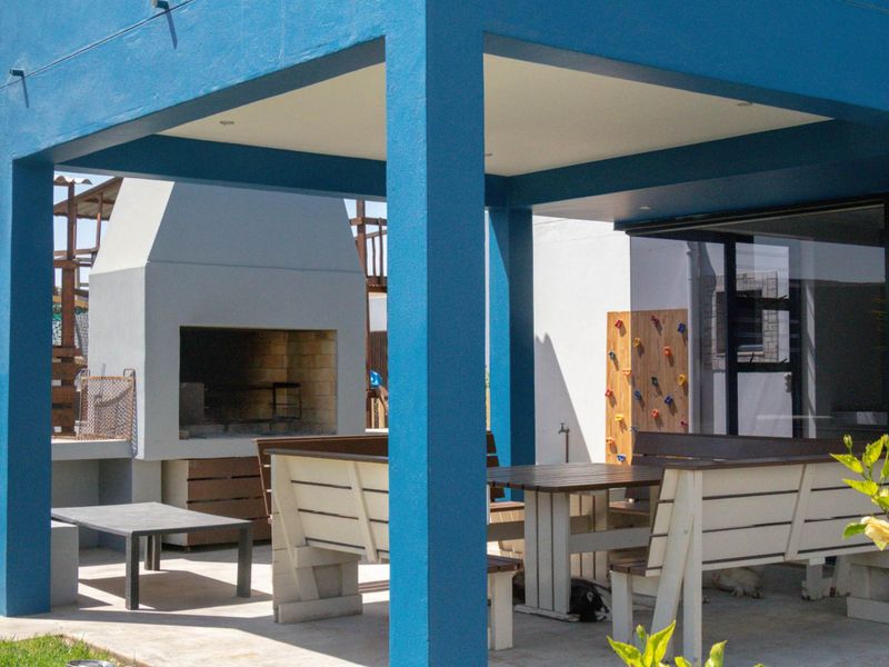 FOR SALE: SPACIOUS 5 BEDROOM FAMILY HOME WITH INDOOR & OUTDOOR BBQ IN OCEAN VIEW, SWAKOPMUND - Photo 2