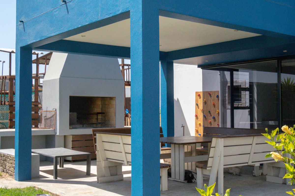FOR SALE: SPACIOUS 5 BEDROOM FAMILY HOME WITH INDOOR & OUTDOOR BBQ IN OCEAN VIEW, SWAKOPMUND - Photo 2