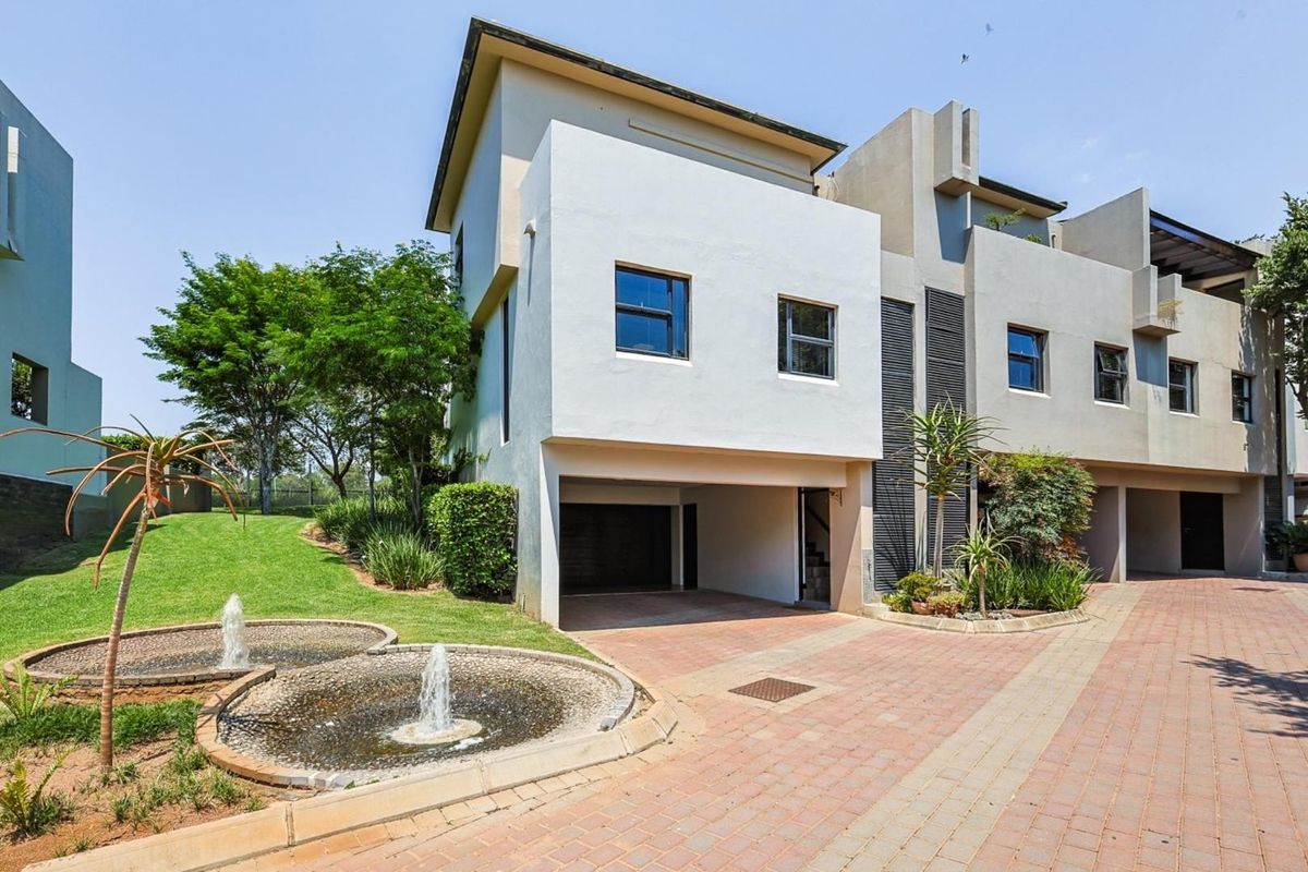 Modern 2 Bedroom Townhouse in Sought-After Lombardy Estate - Photo 2