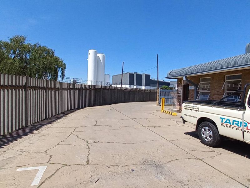 607m2 Jet Park Warehouse To Let - Photo 6