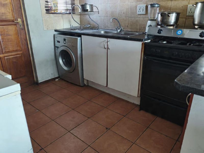 2 bedroom unit with 24 hour security guard! + pool in complex - Photo 3