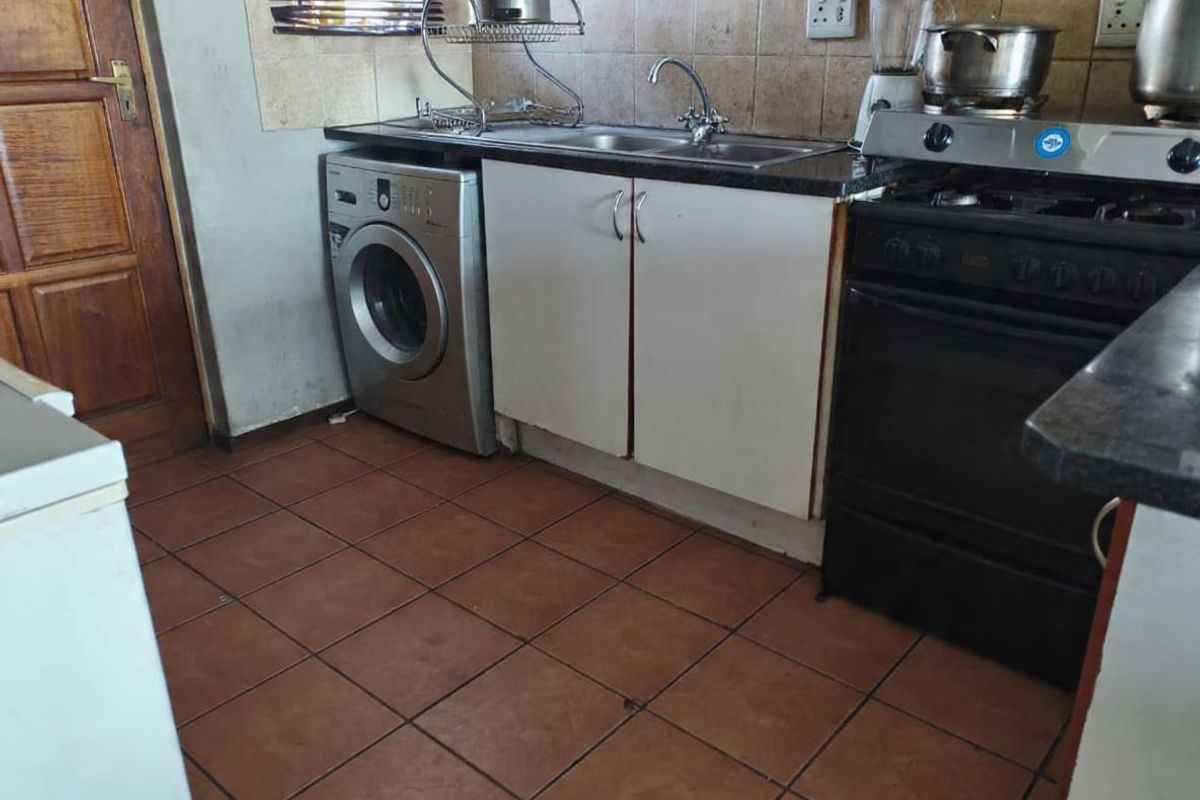 2 bedroom unit with 24 hour security guard! + pool in complex - Photo 3