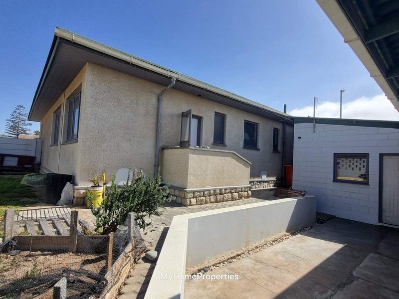 House with Flat for Sale, Central, Swakopmund - Photo 6
