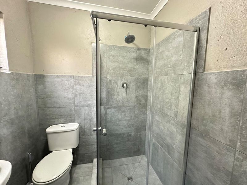 Newly Built Bachelor Unit to Rent – Danville Ext 8 – R4,000 pm - Photo 8