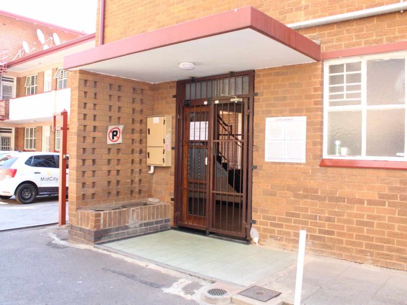 1.5-Bedroom Apartment at Sandern Court, - Photo 2