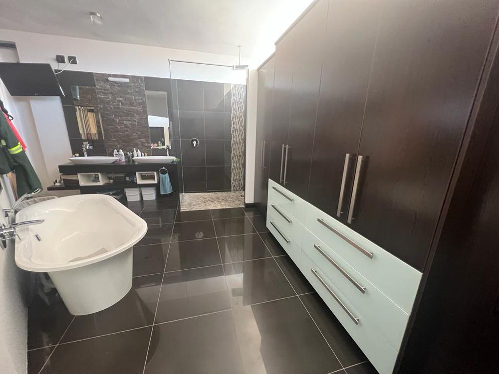 En-suite bathroom on first floor