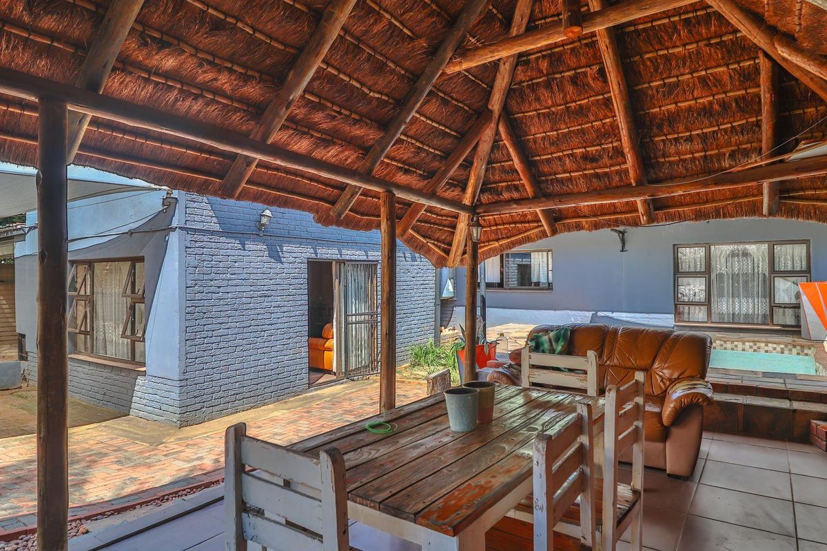 Dream 4 Bedroom Family Home in Mountain View Awaits! - Photo 4