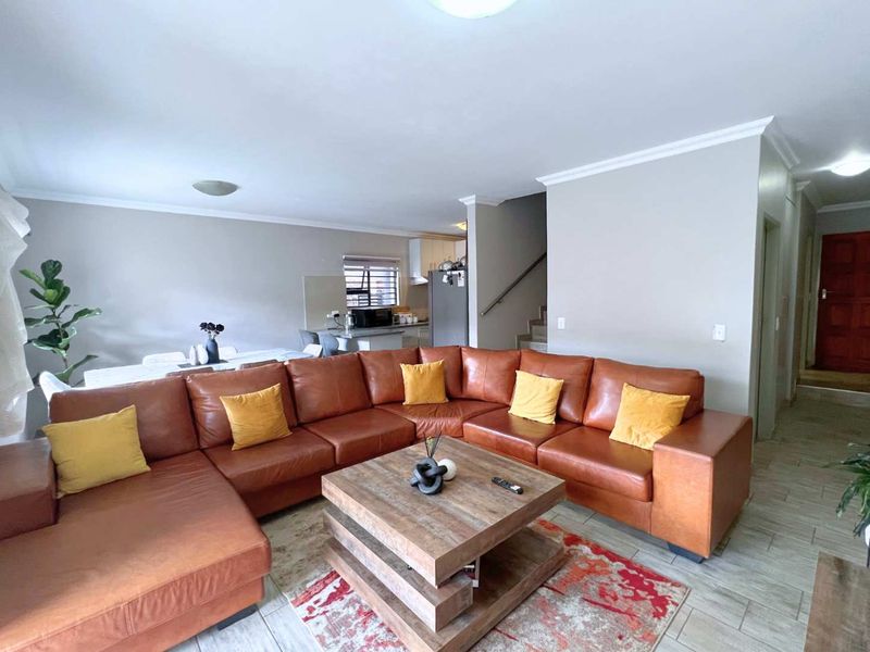 Peaceful living in this beautifully maintained 3 bedroom, 2 bathroom townhouse located in Azima View Estate. - Photo 2