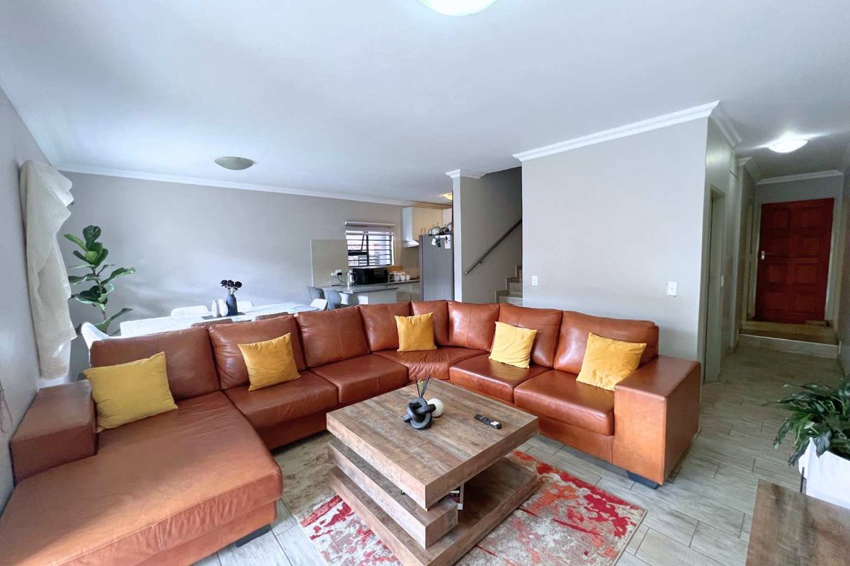 Peaceful living in this beautifully maintained 3 bedroom, 2 bathroom townhouse located in Azima View Estate. - Photo 2