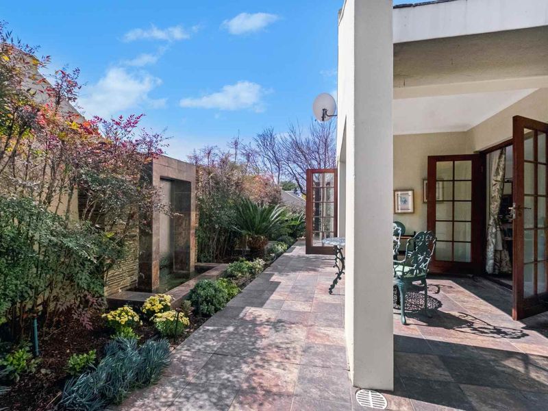 A SUN-FILLED SIMPLEX HOME TUCKED AWAY IN LOVELY LANZERAC - Photo 8