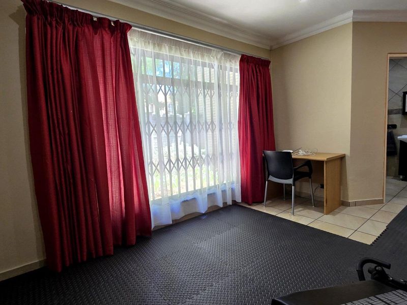 Immaculate 4 bedroom house with 3 flatlets - Photo 6