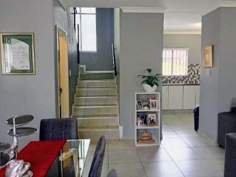 Stylish and Spacious 3-Bedroom Townhouse to Rent - Photo 9