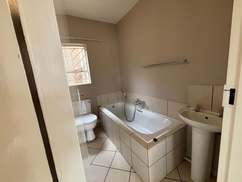 2 Bedroom 1 Bathroom Townhouse For sale in Protea Glen - Photo 8