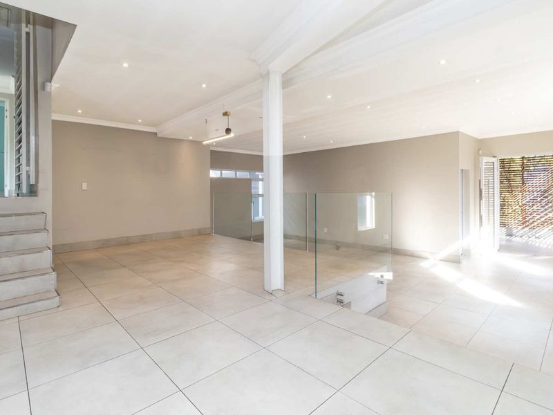 Embrace Elegance : Spacious Home with Pool and Deck - Photo 7