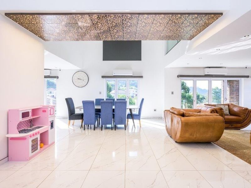 The Pinnacle of Comfort and Elegance in West Hills Estate: Welcome to Your Dream Home - Photo 7