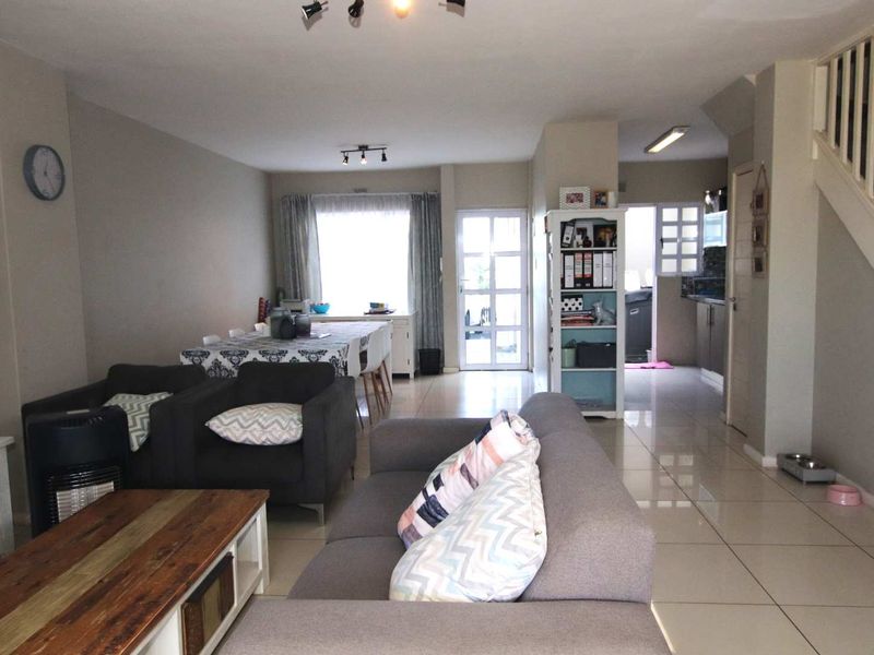3 Bedroom 2 bathroom townhouse for sale in upper Sunningdale - Photo 6
