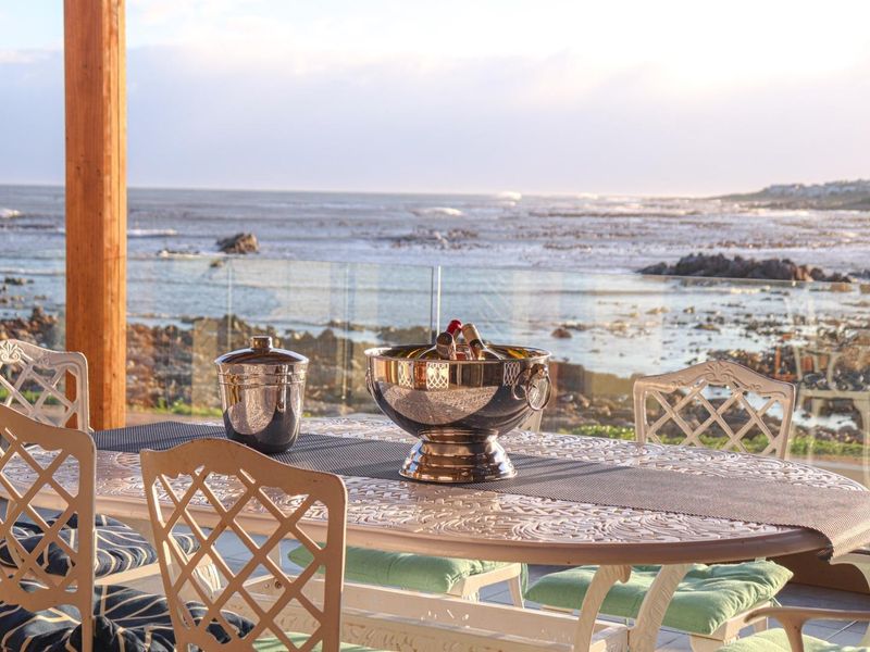 Oceanfront Holiday Rental: Furnished 3-Bed with Panoramic Sea Views. - Photo 2