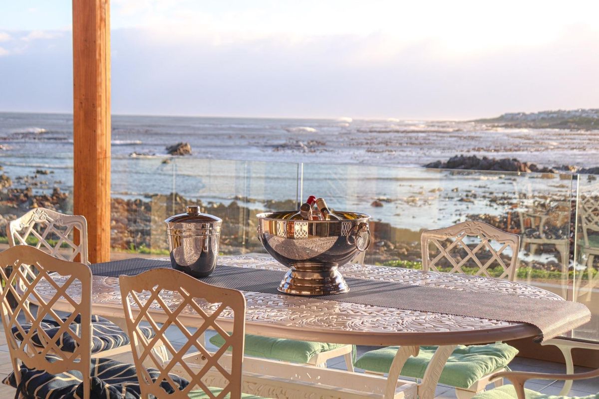 Oceanfront Holiday Rental: Furnished 3-Bed with Panoramic Sea Views. - Photo 2
