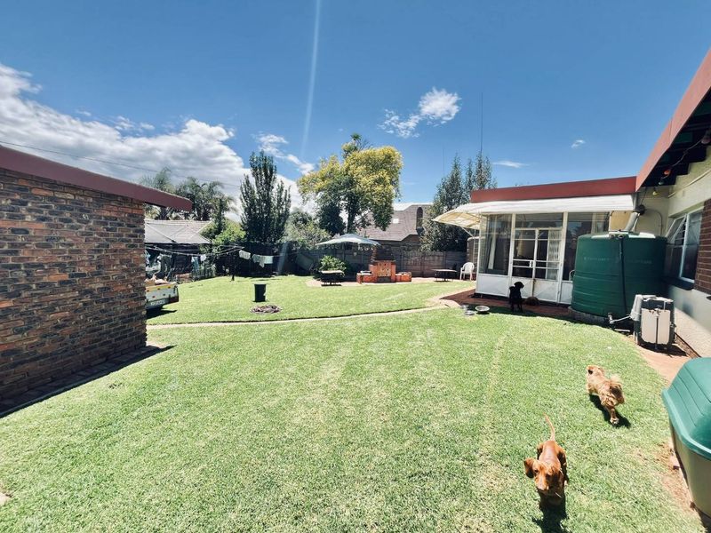 Spacious 5-Bed Home with Multiple En Suites & Garden - Photo 3