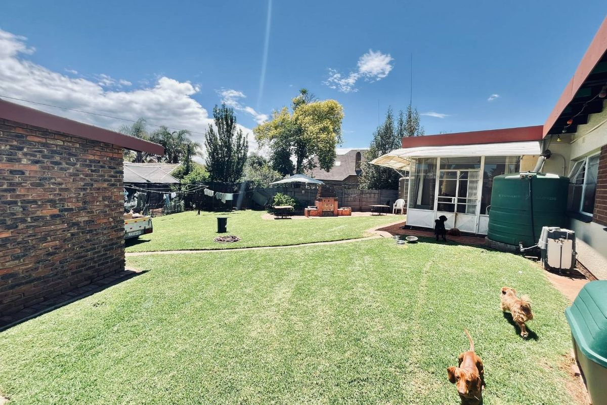 Spacious 5-Bed Home with Multiple En Suites & Garden - Photo 3